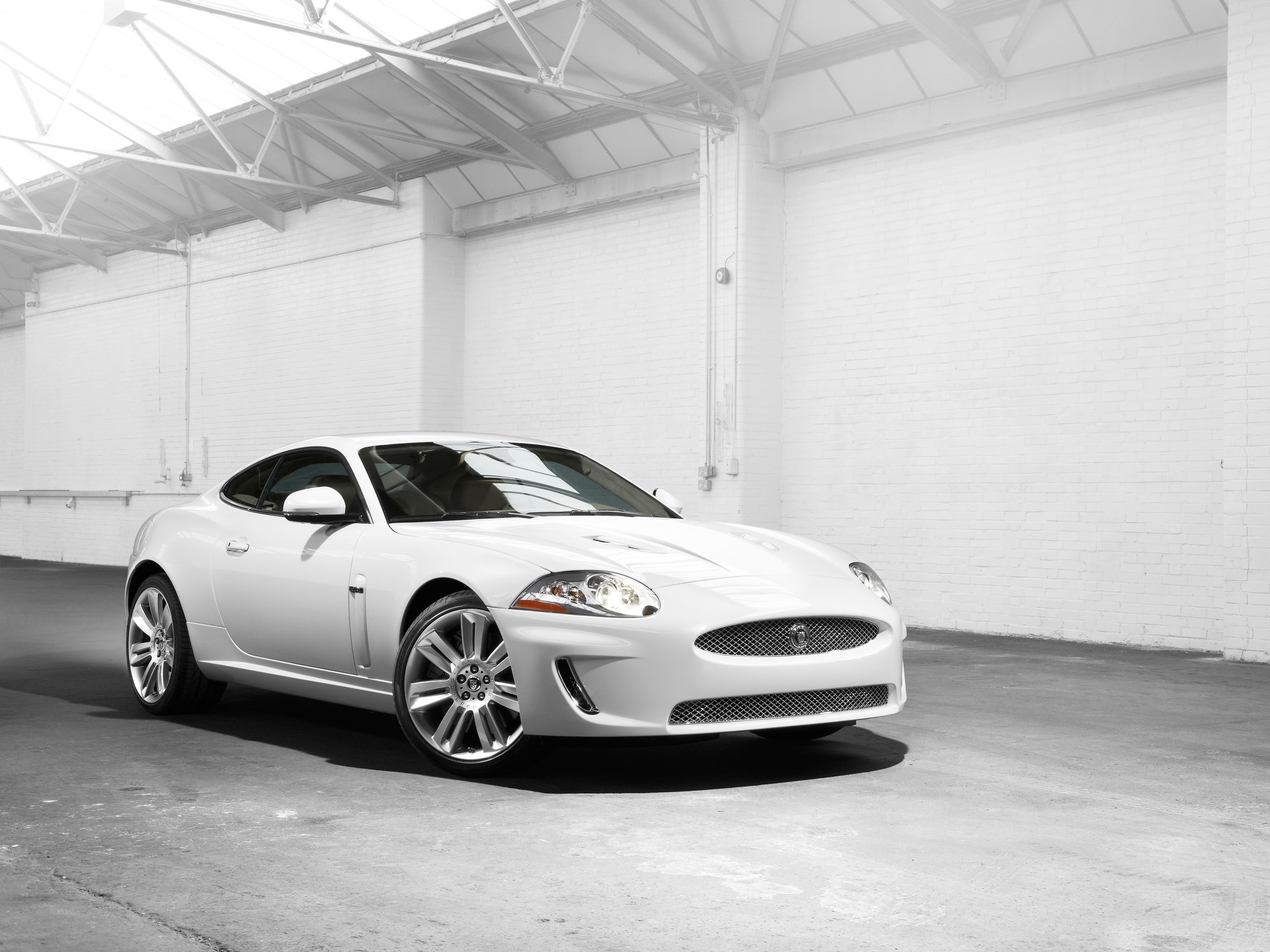 Jaguar XKR: 9 фото