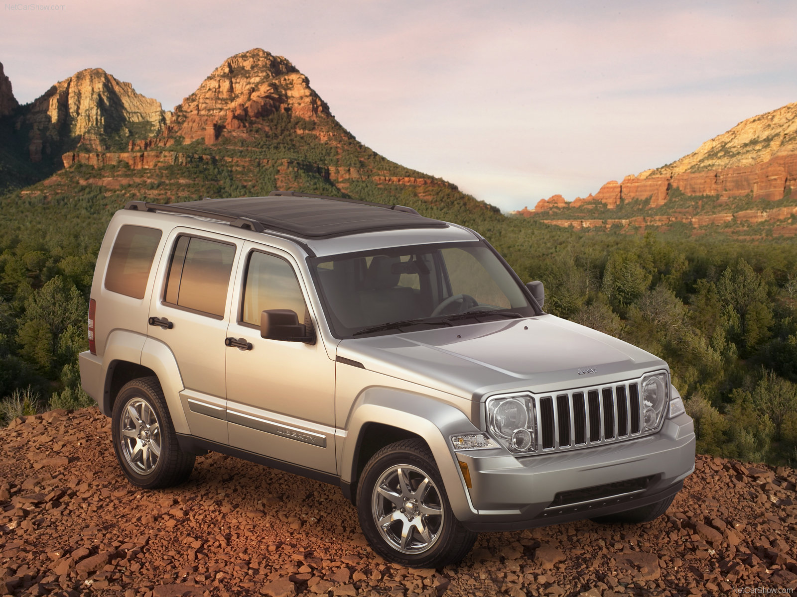 Jeep Liberty: 9 фото