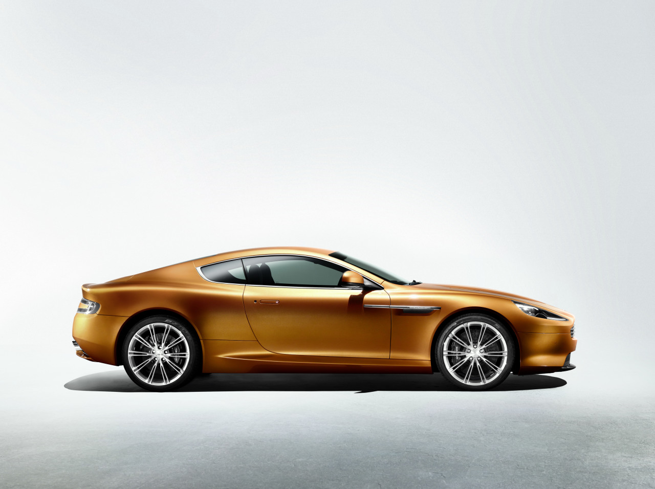 Aston Martin Virage: 6 фото