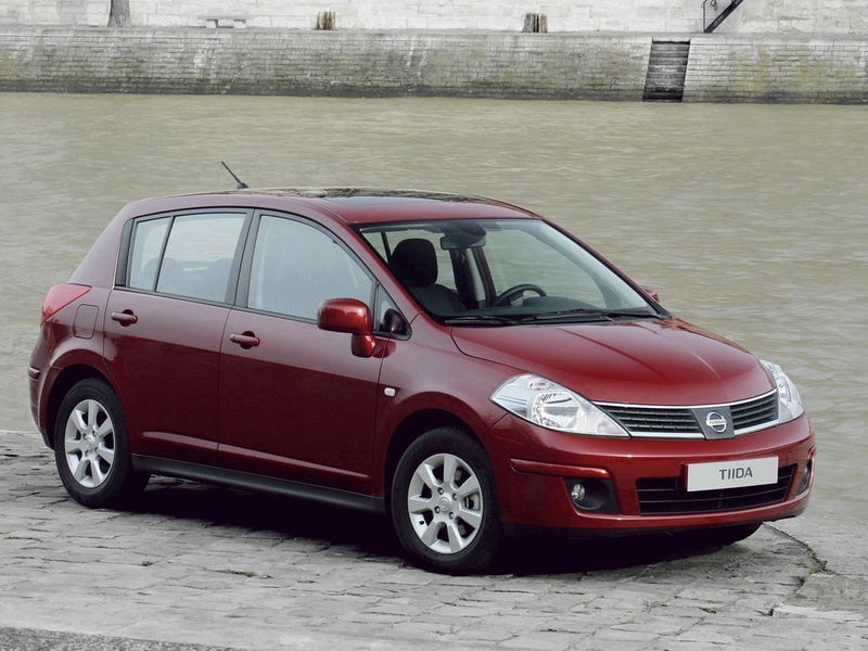 Nissan Tiida Hatchback: 9 фото