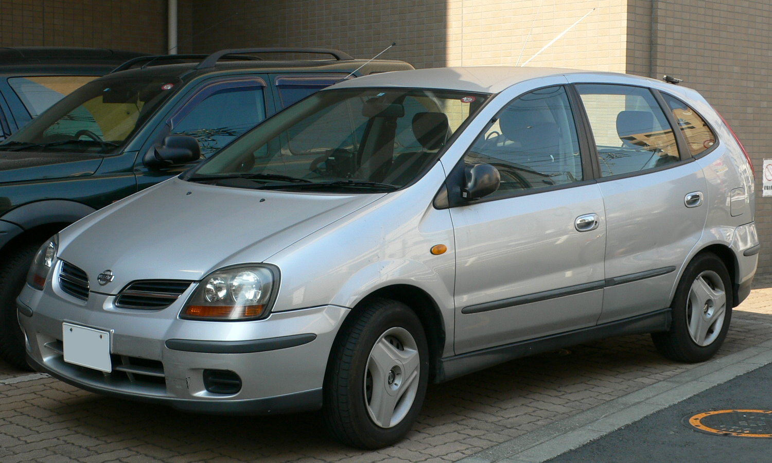 Nissan Tino: 9 фото