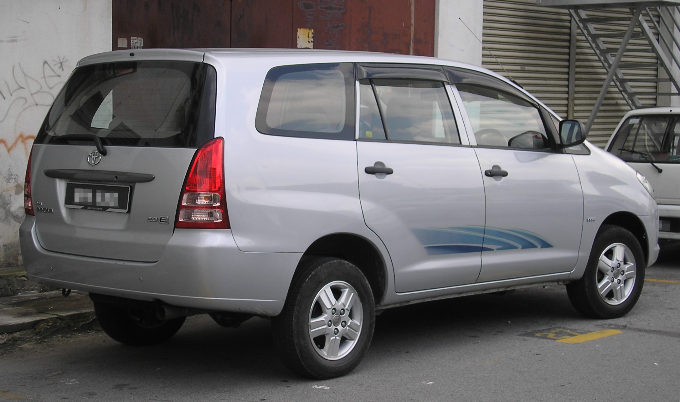 Toyota Innova: 4 фото