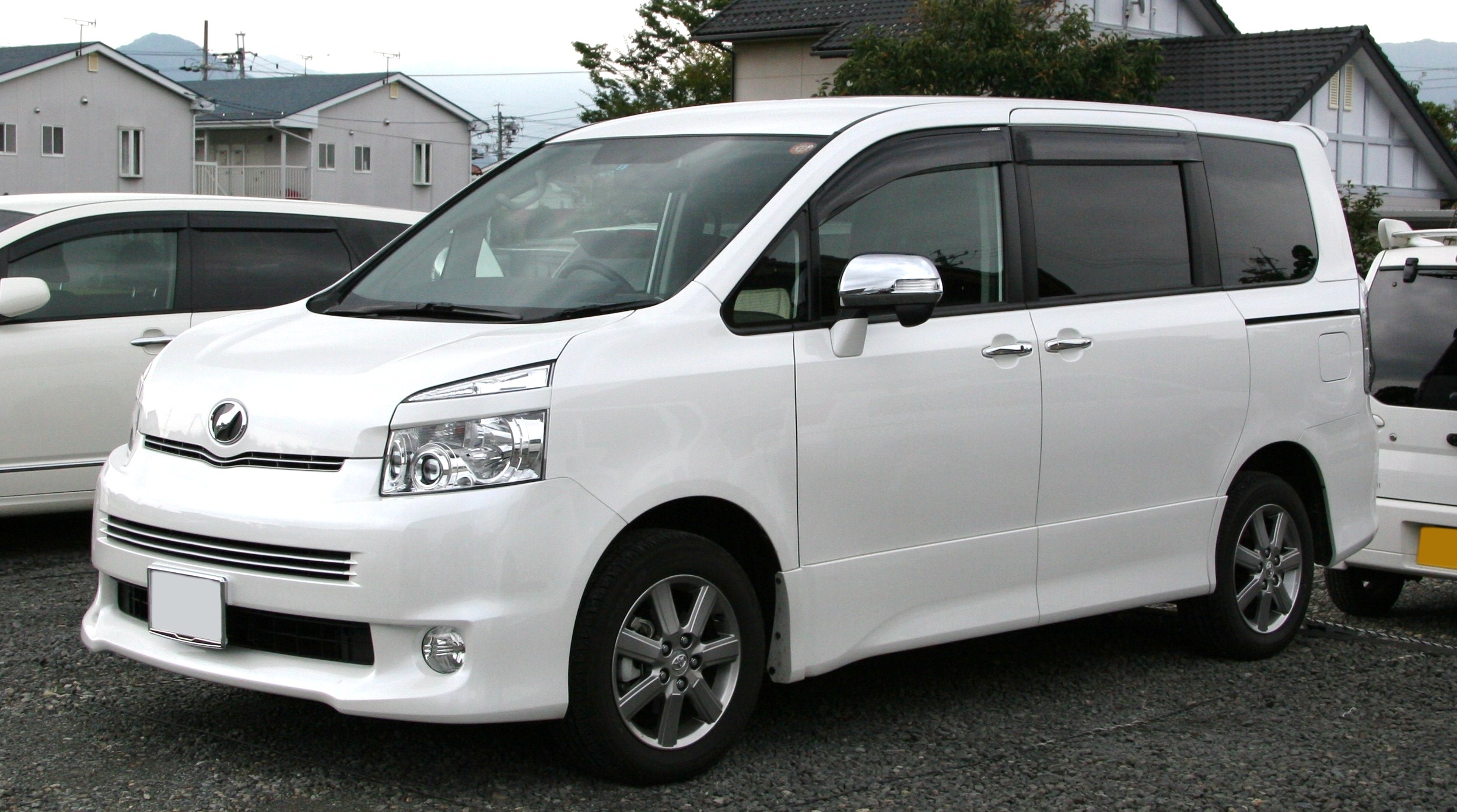 Toyota Voxy: 6 фото